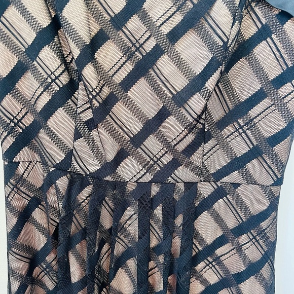 Gorgeous like new black lace Adrianna Papell size 6 black and cream dress - Picture 4 of 7